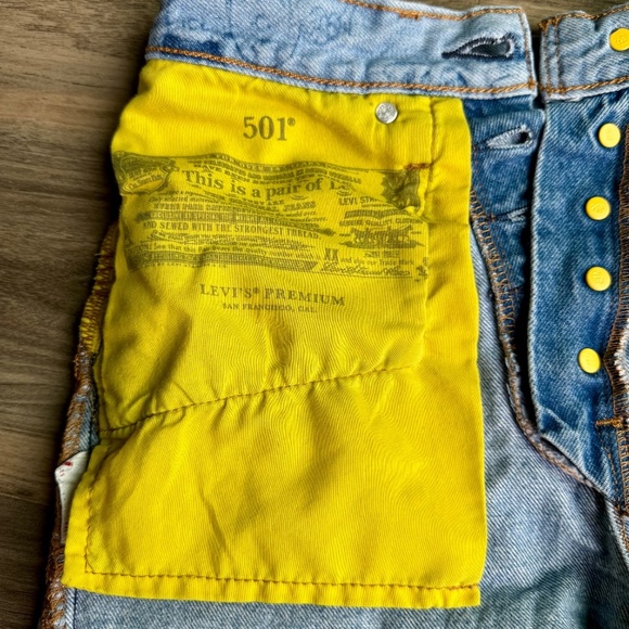 Levi’s x Peanuts Snoopy Print High-Rise Cutoff Denim Shorts Size W26 - Picture 12 of 16